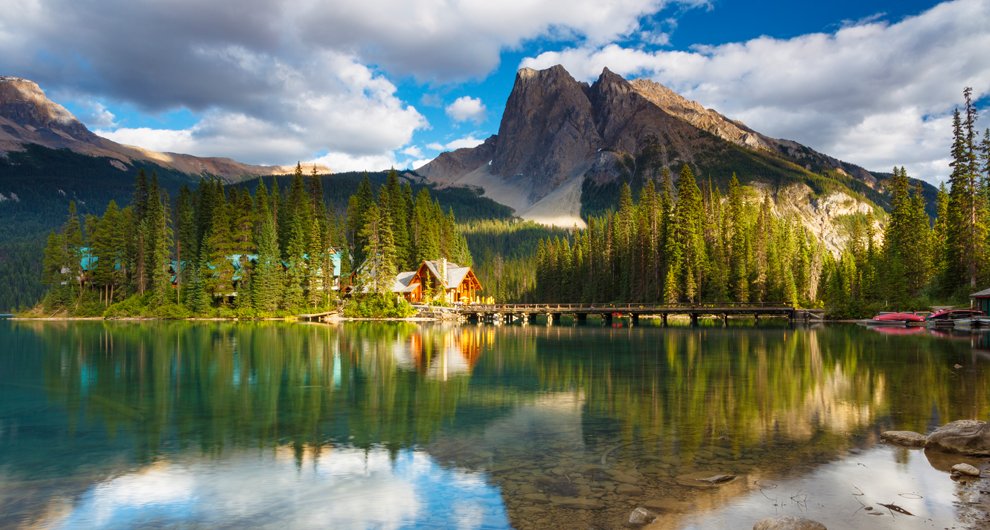 Emerald Lake Lodge on the shores of Emerald Lake, Yoho National Park (iStockphoto.com/Glowing Earth Photography)