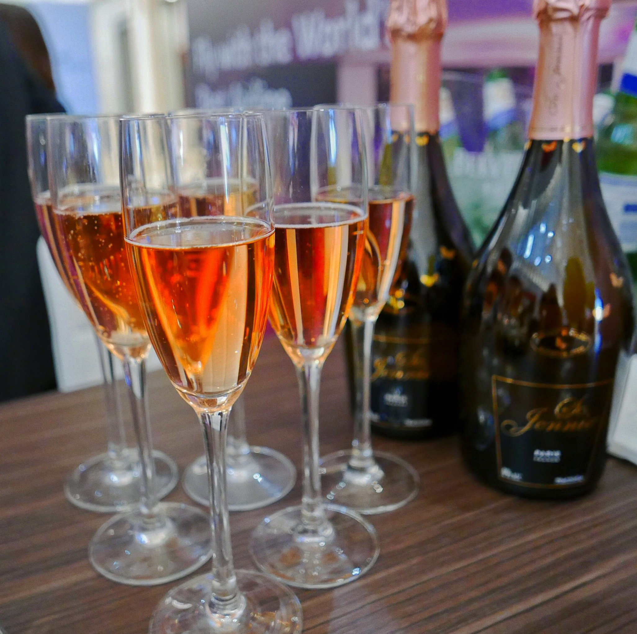 Non-Alcoholic pink champagne